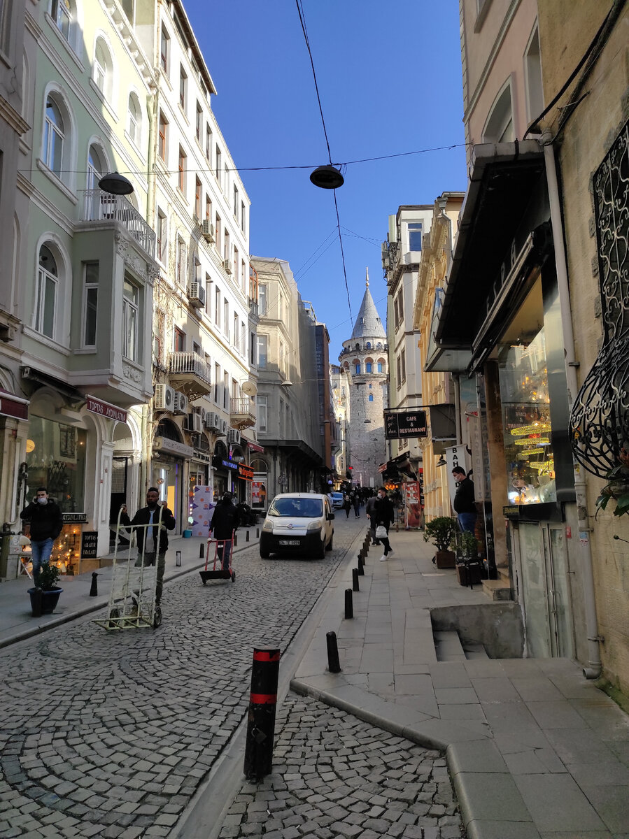 К башне лучами сходятся несколько улиц