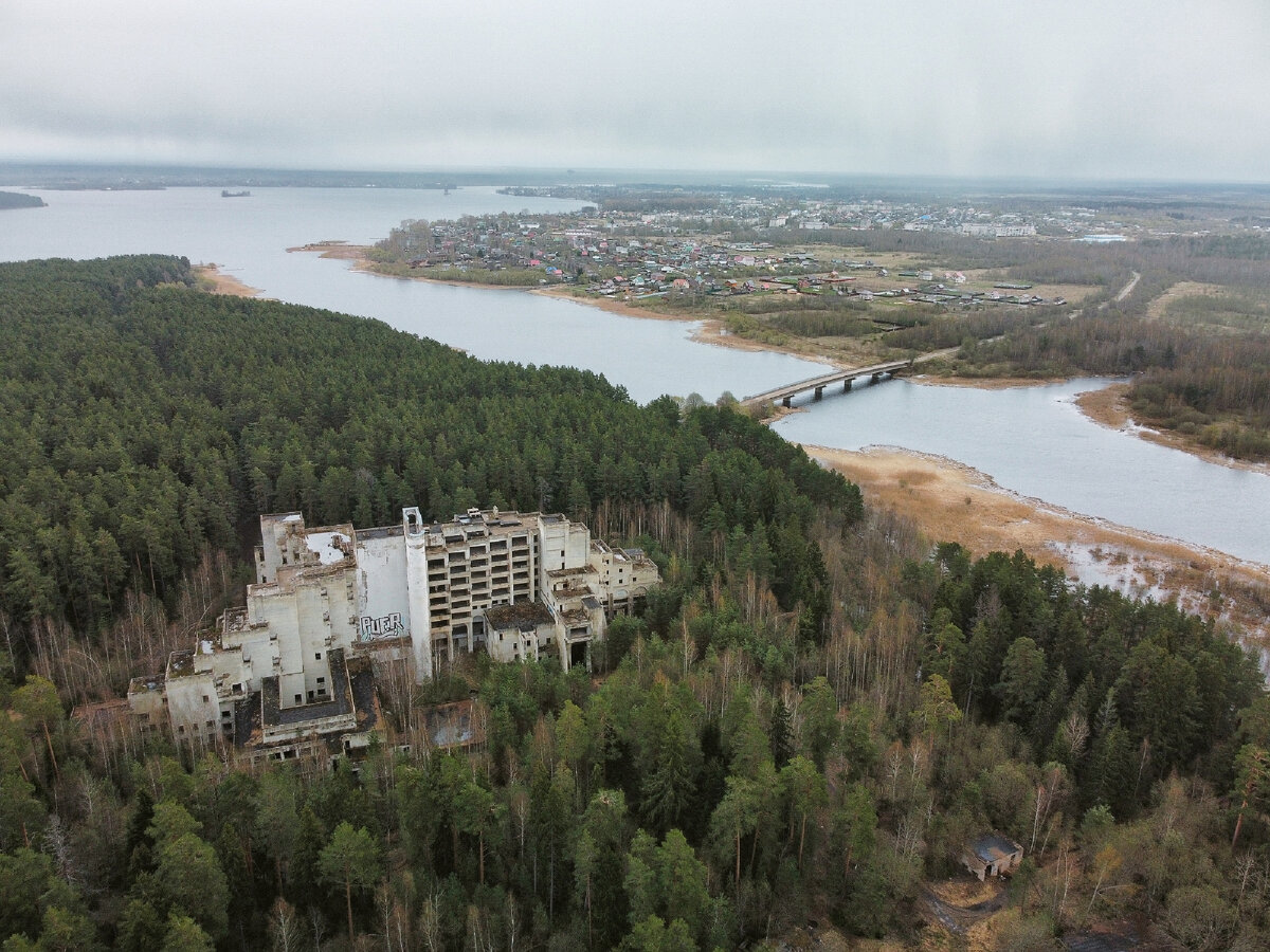вид сверху на санаторий, р.Волгу и мост, ведущий к полуострову 
