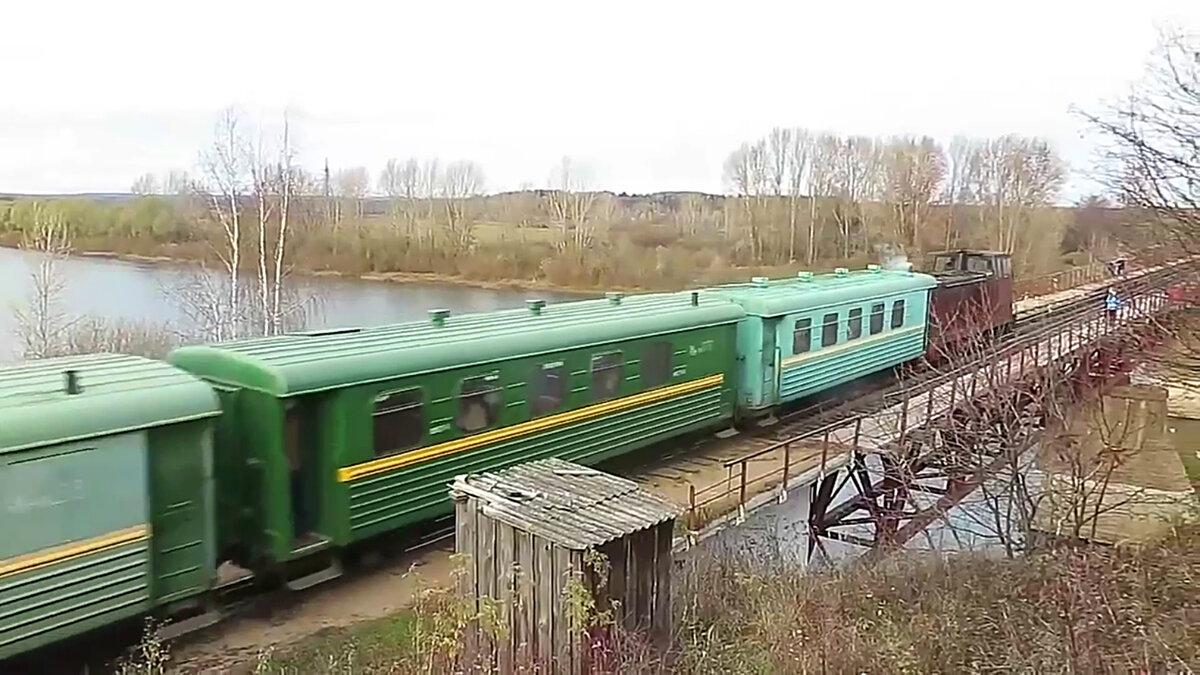 70 лет, с 1942-го по 2012 год по этой узкоколейке с разработок возили торф. А потом дорога вдруг оказалась никому не нужной. Фото Натальи Розовой