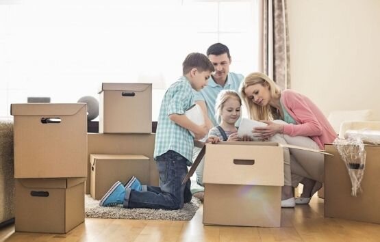 Для переезда в другой город может быть множество причин. Кто-то меняет работу, кто-то хочет жить поближе к родственникам, другим не подходит климат. Если вы уже решили, в какой город лучше переехать жить, чтобы почувствовать себя счастливым, успешным и защищенным, пришло время подготовиться тактически, психологически и материально. Это не так-то просто. Рассказываем, как подготовиться к переезду от пункта как нанять грузовое такси до куда деть питомцев.Что нужно сделать, прежде чем сменить город
Если решение принято и мысленная установка «хочу переехать в другой город» стала привычной, и уже есть место, которое станет новым уютным домом, пора собираться в путь.Учитывайте, что с приближением дня «Х» будет увеличиваться паника и ощущение цейтнота, поэтому нужно тщательно все спланировать.За месяц до отправления определите, какие вещи, мебель, техника не поедут с вами, и выставьте их на продажу.
Соберите все документы (паспорта, дипломы, сертификаты, свидетельства о рождении детей, медицинскую карту) и уложите их в одно место.
Заплатите налоги, штрафы, кредиты, коммунальные платежи, убедитесь, что нет задолженностей.
За неделю до отъезда еще раз пересмотрите вещи и раздайте то, что не сумели продать, знакомым. Не берите с собой лишнее.
Договоритесь с компанией грузоперевозчиком или закажите контейнер на товарной станции железной дороги.
За день соберите оставшиеся вещи, которые поедут с вами, а не в кузове авто (аптечка, средства гигиены).
Действуя по четкому плану, который изложен на бумаге, вы соберетесь без паники и волнения.С какими проблемами переезда вы можете столкнуться
Основная проблема, с которой вы можете столкнуться, касается сохранности вещей во время перевозки, поэтому упаковать их нужно особенно тщательно. Тут и сборка мебели, и упаковка вещей по коробкам. Заранее решите, каким образом будет осуществляться переезд на новое место жительства:если задействован автомобильный транспорт, то выбирайте проверенную компанию, которая проследит за правильной погрузкой вещей и их сохранностью;
для перевозки мебели желательно ее разобрать – это потребует времени;
если ожидается поездка за несколько тысяч километров, закажите контейнер – 5-тонника вполне достаточно, чтобы перевезти вещи из 2-комнатной квартиры;
обязательно фиксируйте элементы мебели, бытовую технику так, чтобы она не была повреждена.
Не забудьте о получении сопроводительных документах на отправляемый груз, в которых будут прописаны все нюансы (количество предметов или коробок, сроки, стоимость).Почему не стоит жить далеко от больших городов
Вопрос, в какой город переехать жить, каждый решает в зависимости от причины смены жительства. Но специалисты не рекомендуют переезжать в глухомань и жить вдали от мегаполисов или хотя бы городов с населением в 500 тысяч человек. Причин тому несколько:трудно найти работу;
низкий уровень медицинского обслуживания;
мало возможностей для получения образования;
нет развлечений;
низкий уровень услуг, мало торговых предприятий, плохой Интернет.
Одним из лучших городов для переезда по статистике считается Казань. Это активно развивающийся мегаполис с высоким уровнем культуры, перспективами для получения образования и трудоустройства. А вот жизнь в сельской местности мало подходит для молодых и активных людей, воспитывающих детей и желающих развиваться.Сколько времени потребуется на адаптацию
Большинство тех, кто пережил переезд в другой город, рассказывают о сложностях адаптации. В первую очередь они с вязаны с чувством одиночества. Все вокруг кажется чужим, нет родных и даже знакомых, меняется привычный ритм жизни.Психологи советуют не бояться знакомиться с новыми людьми. Для этого можно использовать соцсети, рассказывать о себе, вступать в группы города, в который вы переехали.Часто тоска наступает в вечерние часы или в обеденный перерыв, когда не с кем разделить трапезу и поговорить о делах. Не обедайте в одиночестве, отправляйтесь в кафе, где велика вероятность, что за ваш столик кто-то подсядет и произойдет первое знакомство.Занимайтесь спортом. Пробежки, йога, фитнес прекрасно реанимируют нервную систему, а в спортзале проще познакомиться с людьми, которые, возможно, станут лучшими друзьями в новом городе.Что нужно сделать первым делом после переезда
Итак, вы переехали и уже навели порядок в новой квартире, но есть несколько важных дел, которые необходимо выполнить в первые дни после приезда:Паспортный стол – оформить прописку.
Пенсионный фонд – уведомить местное отделение ПФР о переезде, так как в некоторых городах есть свой коэффициент, изменяющий размер пенсии;
Военкомат – военнообязанные граждане обязаны явиться в течение 14 дней для постановки на учет.
Поликлиника – для получения медицинских услуг необходимо прикрепиться к местной поликлинике.
ОСАГО – в договоре прописано обязательство уведомлять страховщика о смене места жительства.
Банк – если есть кредитные обязательства, банк тоже должен знать о том, что вы переехали.
Если все тщательно продумать, подготовить себя морально, организовать перевозку вещей, то проблемы переезда в другой город будут сведены к минимуму, а адаптация на новом месте жительства пройдет безболезненно.