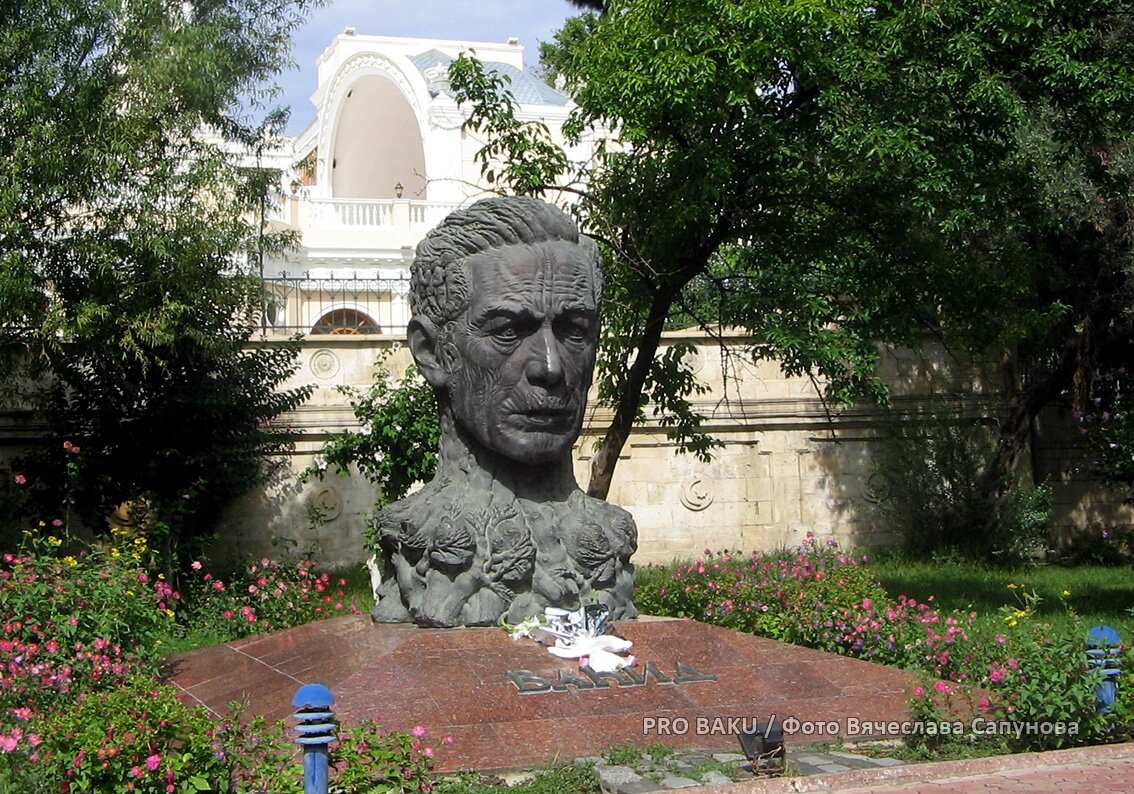 Памятник Алиаге Вахиду.  Скульптор Рахиб Гасанов