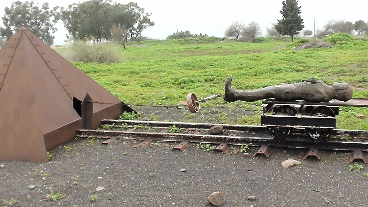 В "Парке скульптур" Игаля Тумаркина в Кохав ха-Ярден, Израиль 