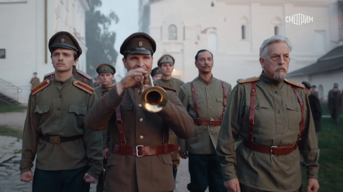 Участники спектакля в полной офицерской форме, строевым шагом идут через весь лагерь в театр. Впереди Мезерницкий играет на трубе белогвардейский марш. 