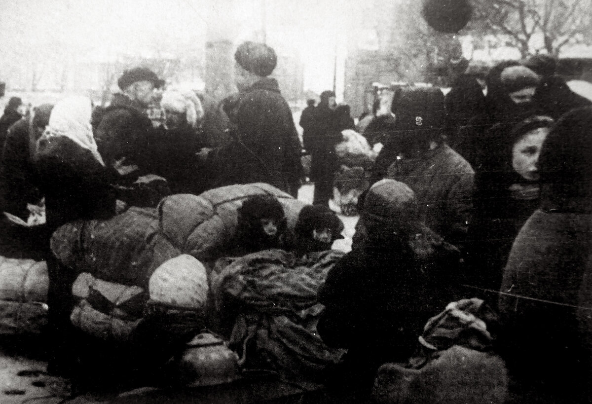 Жители блокадного Ленинграда перед эвакуацией из города. Источник: waralbum.ru