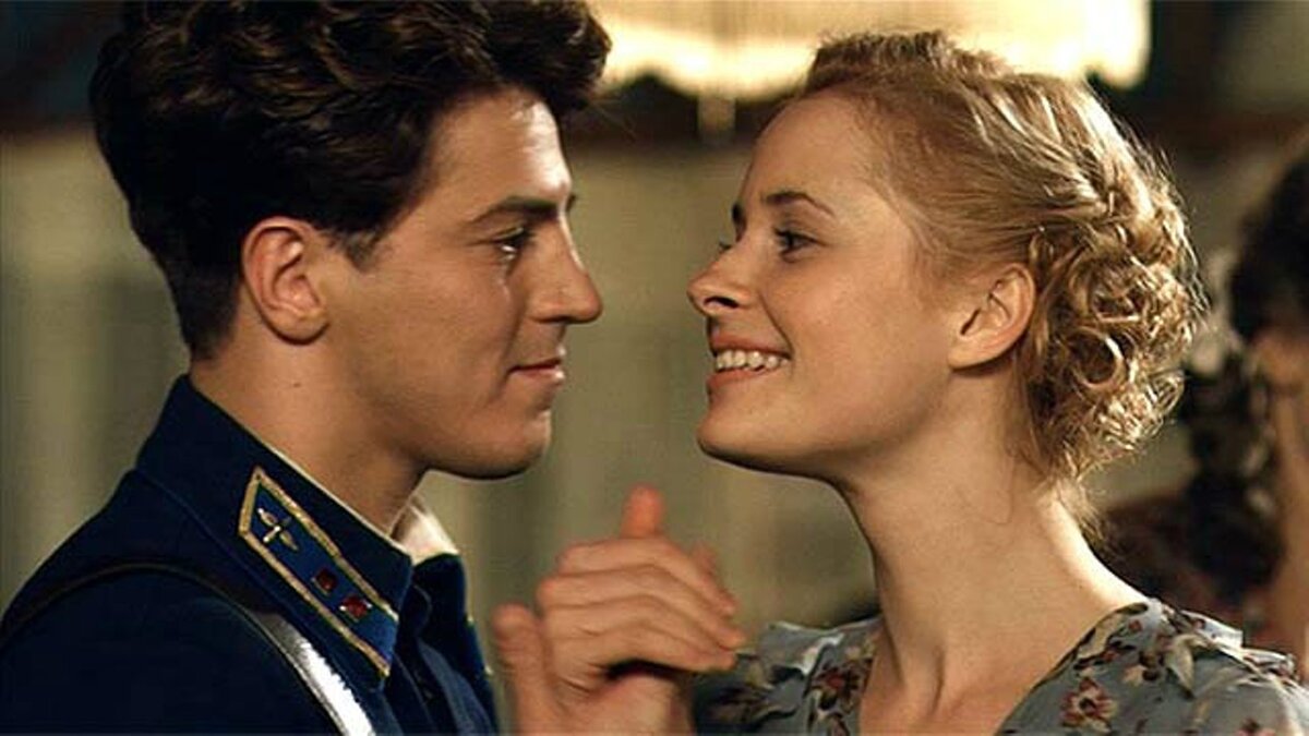 Василия Сталина сыграл очень сильный темпераментный актер Гела Месхи. В роли первой жены Василия Галины - Марина Ворожищева.