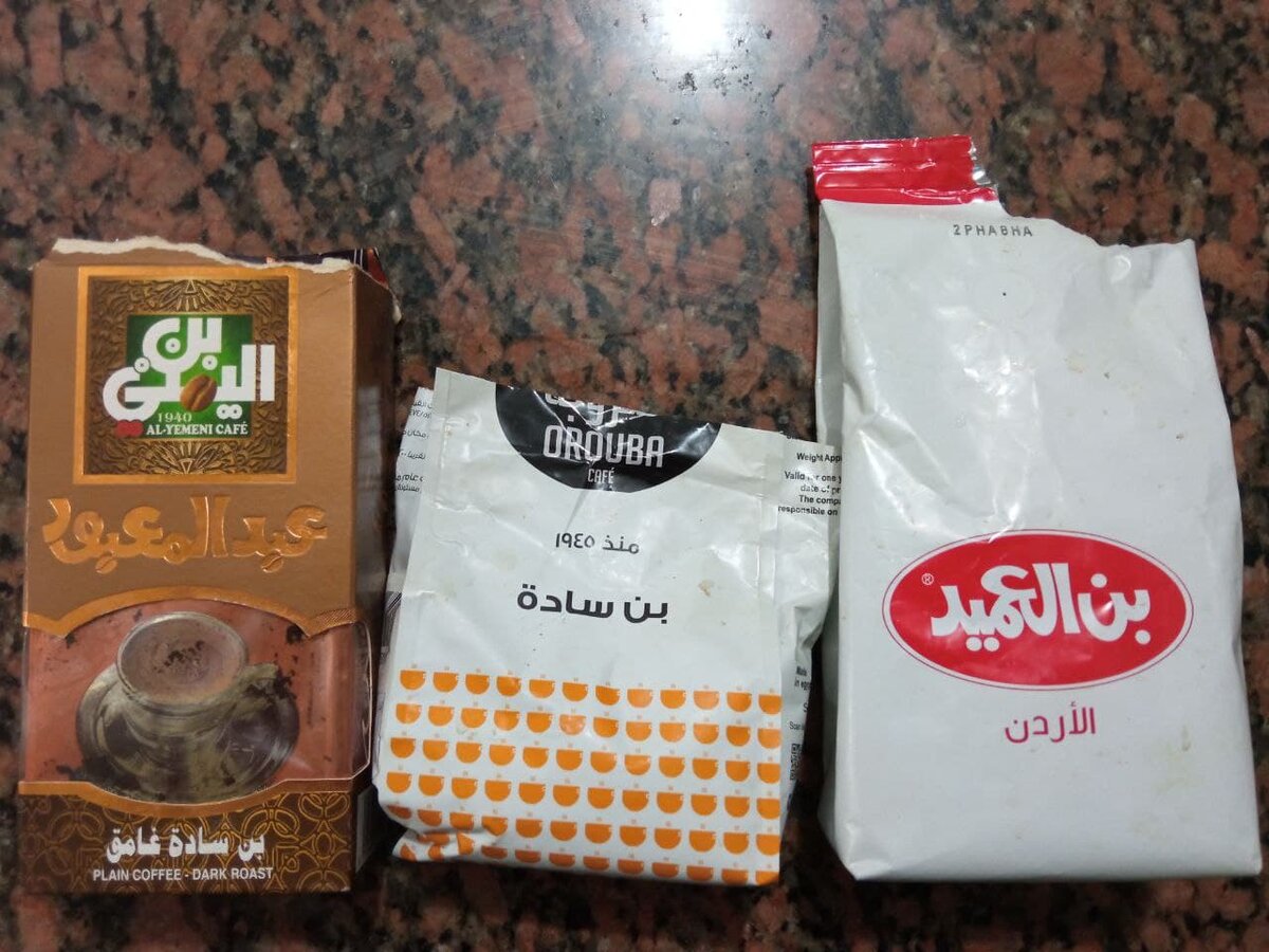 Сфотографировала кофе из моего шкафчика. Мне больше всего нравится тот, что посередине