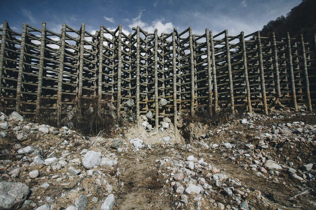 Противоселевая дамба в п. Тырныауз с застрявшими в ней камнями.