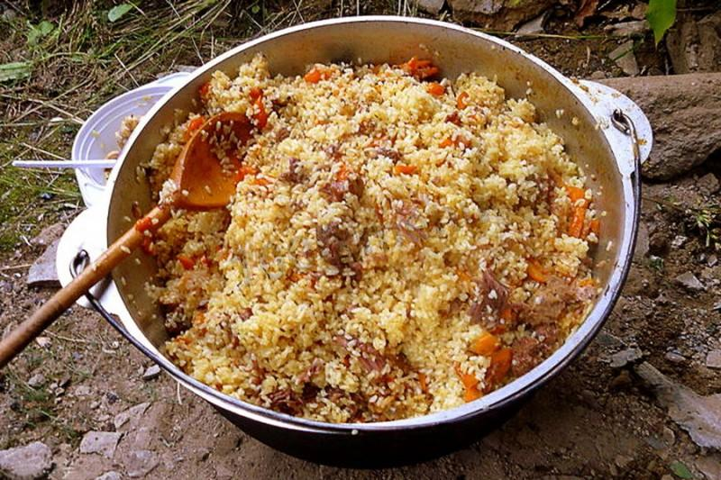 Рецепт плова в казане. Плов с тушенкой. Плов на костре. Котелок для плова. Плов с томатной пастой