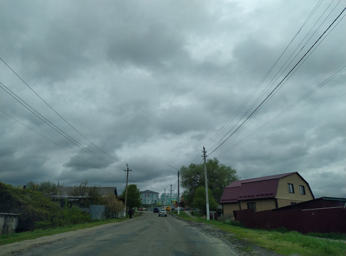 Дорога к одному из строительных магазинов. Какое-то старинное здание виднеется