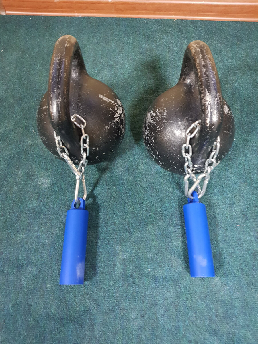 Вы можете с помощью цепей которые идут в комплекте надеть их на гири и тренировать трапецию, делать вращения плеч, попутно закрепостить свой хват.