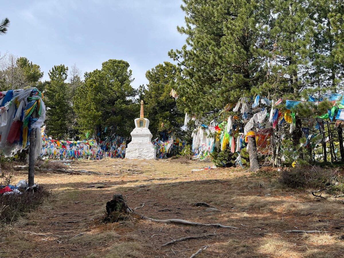 Традиция повязывания лент (по-тувински — чалама) распространена от крайнего севера до Кольского полуострова. Разноцветные ленты вяжут на священных местах на специально сооруженных для этого «шалашах» называемых оваа или просто на деревьях. 
