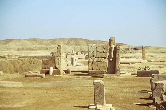 Вход в храм Амона-Ра в Танисе