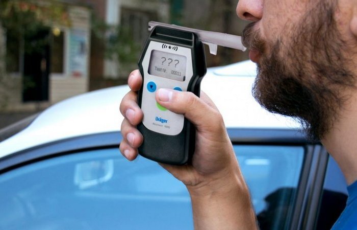 Есть только одна вещь хуже того, чтобы быть пойманным за рулем автомобиля с алкоголем в крови – это угодить в дорожно-транспортное происшествие. Нередко одно напрямую связано с другим. Тем не менее, речь сегодня пойдет о такой тонкой материи, как распитие кваса за рулем автомобиля. Мир полнится историй, когда водителей лишали прав за употребление этого напитка. И если они правдивы, то хочется спросить: как же так, ведь квас – безалкогольный напиток?