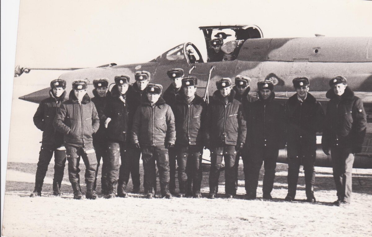 На грунтовом аэродроме. Наша эскадрилья. Не все присутствуют. Фото из архива автора. Нет из нашей десятки Никодимова А. Он же - фотографирует.