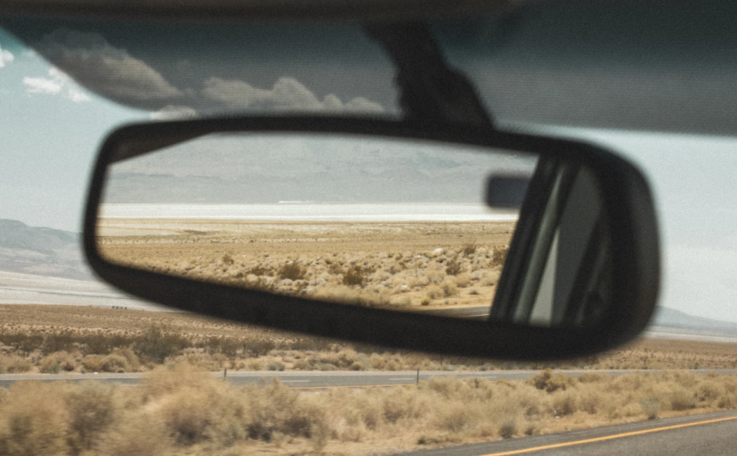 зеркало заднего вида. 