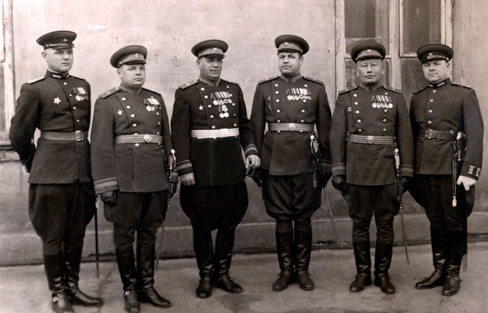 Если посмотреть на довоенные фотографии офицеров Красной армии, то на них можно увидеть представительное количество военнослужащих в очень странных штанах с расширениями на бедрах. Безусловно, мода – вещь достаточно загадочная и своеобразная. Однако едва ли в армии стали бы повсеместно использовать в повседневном гардеробе что-то исключительно непрактичное. Так что же это за брюки такие были и для чего они нужны?