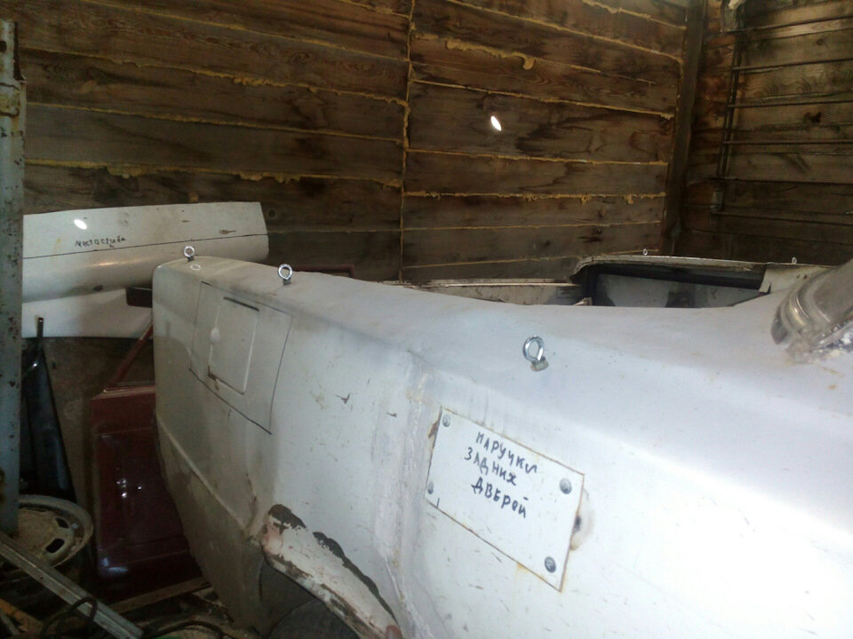 Взял вот такие петли и прикрутил их вдоль бортов. Конечно позже я их обварю. Ну так для надёжности.