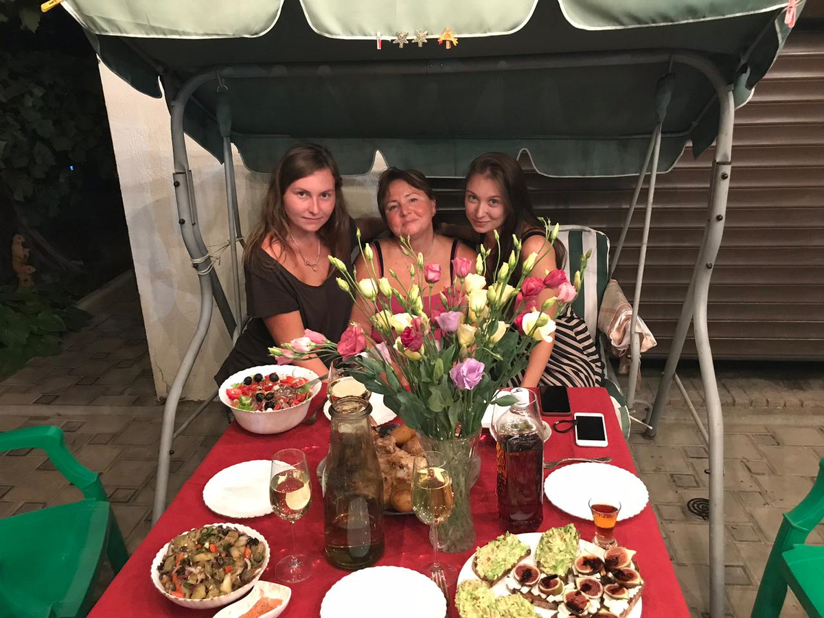 Единственное развлечение - ходить в гости и принимать у себя.