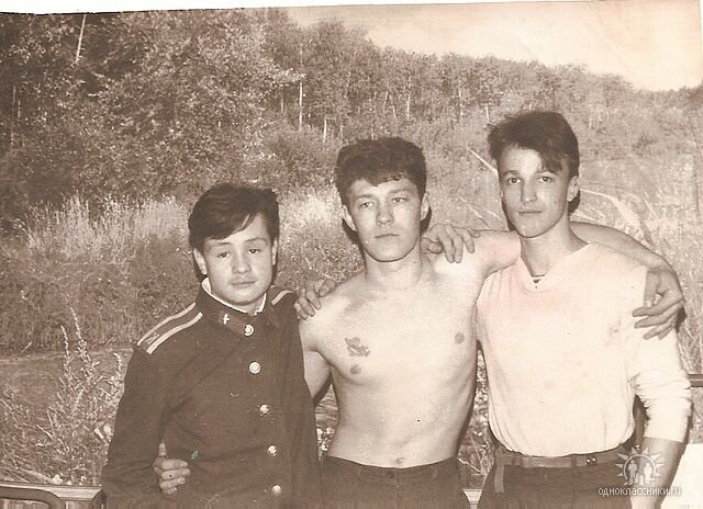 Казарма 1 курса Васильковского ВАТУ. Слева направо: Рома Газукин, Андрей Зименс (командир группы) и Юра Гривачевский. 1991 год.