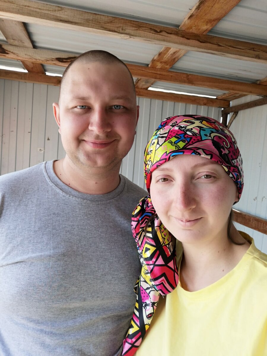 Анастасия и Николай - жильцы автобусной остановки в деревне Окунево. Фото взято со страницы Анастасии ВКонтакте https://vk.com/dushoikmiru