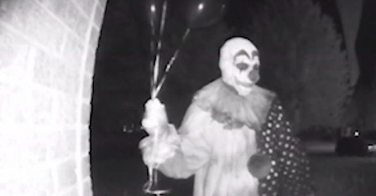 клоун убийца в реальной жизни. жуткий клоун показал им фокусы а потом. страшный клоун в реальной жизни. жуткий клоун показал им фокусы а потом. джон гейси в костюме клоуна.