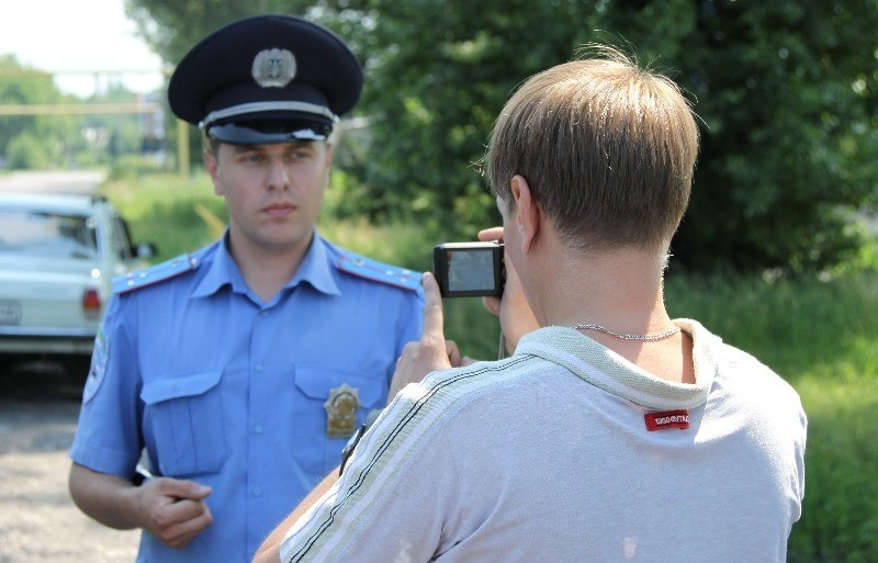 Съемка полиции. Видеосъемка ДПС инспектора. Съемка инспектора ГИБДД на камеру. Фотосъемка полиции.