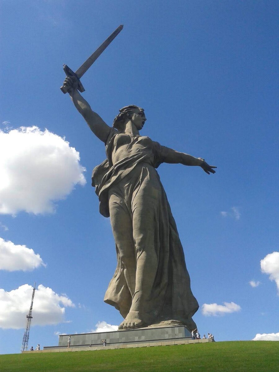 Так же это и глобальное инженерное сооружение. На строительство ушло 5,5 тысяч тонн бетона и 2,5 тысячи тонн стали. Внутри в постоянном напряжении находятся 117 тросов. Вес составляет 8000 тонн. 