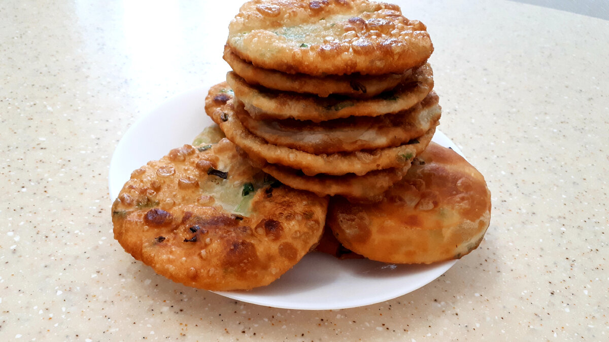 Слоеные лепешки с зеленым луком.