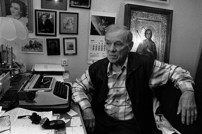 Георгий Жжёнов за своим  рабочим столом. 2002 год. Фото: globallookpress.ru 