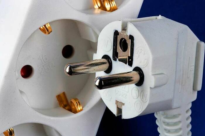 Практически все обращали внимание на наличие в штепсельной вилке дополнительного отверстия. Но скорее всего, большая часть людей понятия не имеет, зачем это отверстие нужно и какую роль оно играет. Тем более, что в стандартных вилках отечественного производства нет элемента, сделанного под него. На самом деле это вполне практичное отверстие.