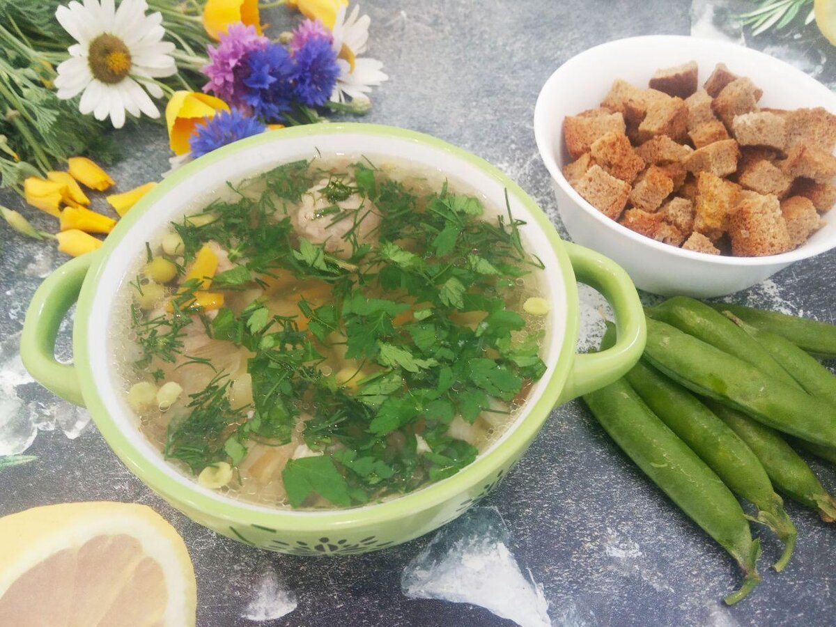 Овощной суп с зеленым горошком и мясными фрикадельками