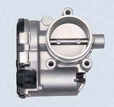 
дроссельный узел

Отсоединяем «минусовой» провод» от аккумуляторной батареи.

Частично сливаем охлаждающую жидкость (см. тут).
(при известном навыке жидкость можно не сливать, заткнув подходящими пробками шланги сразу после их отсоединения)