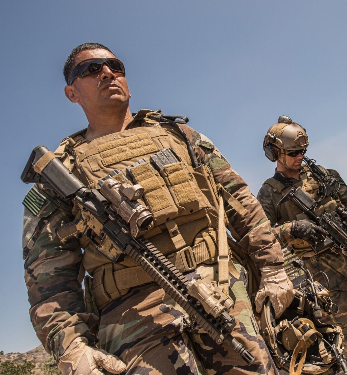 Боец MARSOC в бронежилете JPC, на передней части бронежилета видны подсумки для магазинов винтовки.