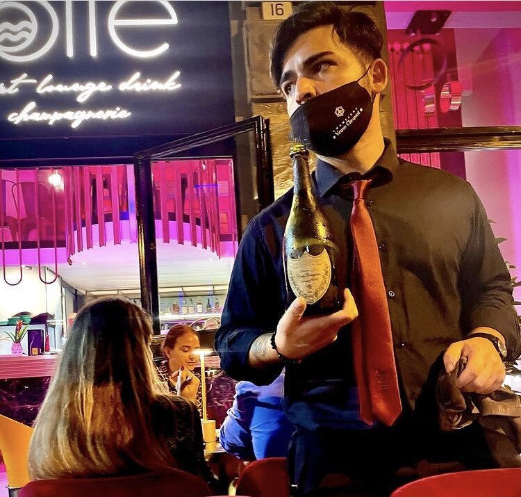 «Obbligo di mascherina» - Необходимость ношения защитной маски действует на территории всей страны. Итальянцы, которые сделали прививку, также носят везде защитные маски (Фото взято из источников сети интернет) 