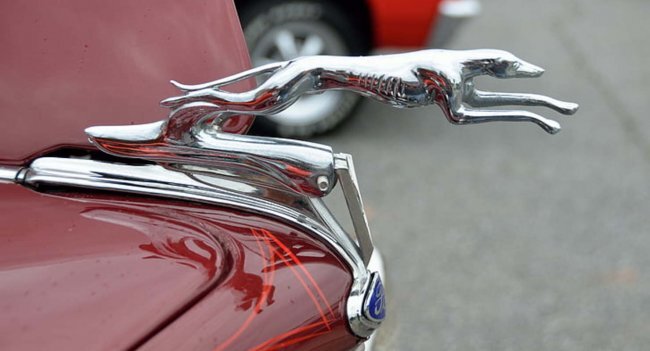 Поначалу такие фигурки были придуманы не просто для красоты, а с вполне конкретной целью – предохранить руки водителя от ожогов, поскольку горловина для заливки находилась сверху.