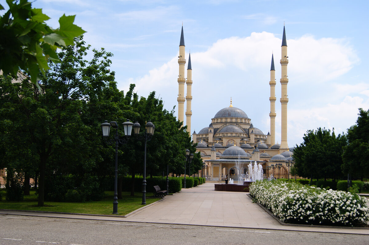 мечеть "Сердце Чечни" в Грозном     (Листайте галерею)