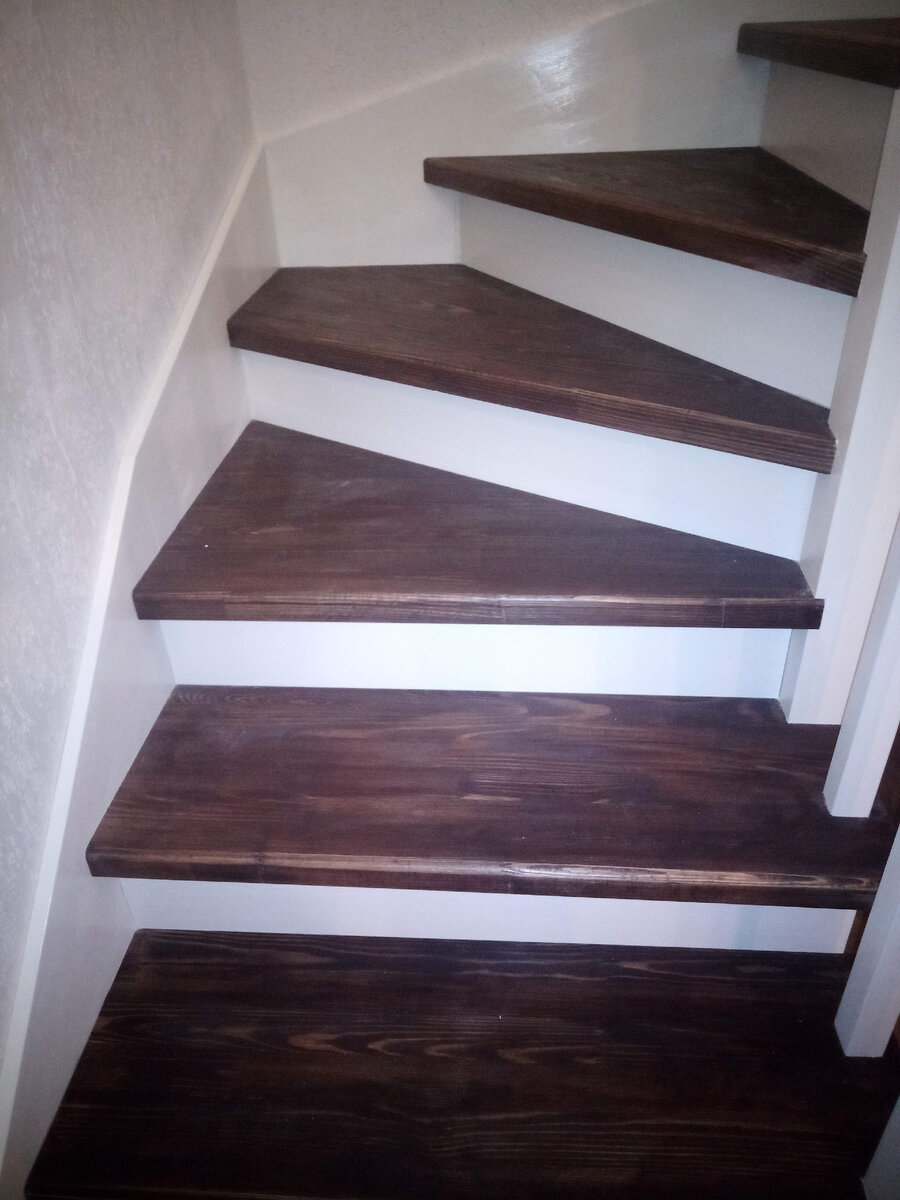 Лестница, ступеньки обработаны маслом