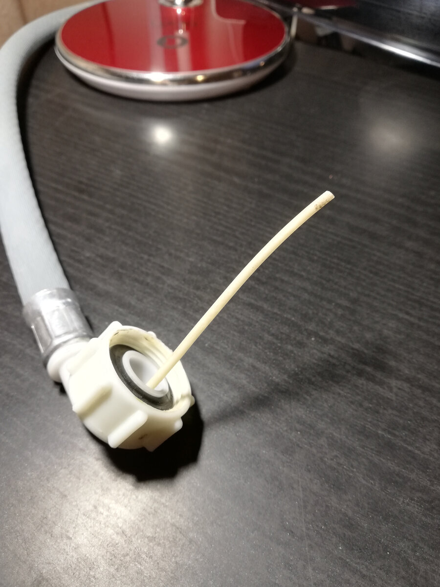 Внутрь шланга вставляем тонкую трубку для удаления воздуха (необязательно), и эту гайку накручиваем на резьбу счетчика.