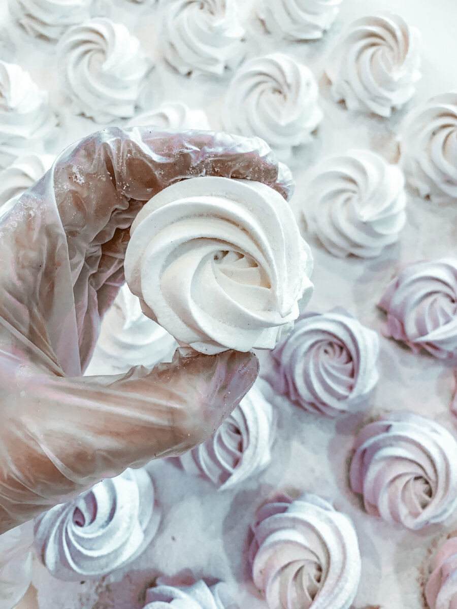 Сегодня я хочу вам предложить свой вариант приготовления: 
Ингредиенты
В чашу миксера 
Яблочное пюре – 100 г. 
 Сахар – 100 г.  Белок – 1 шт. (категории С1 - 40 г.)
В сотейник для сиропа 
 Вода – 120 г. 
 Сахар – 200 г. 
 Агар-агар – 7г. (силой 900 ) 
 Инвертный или глюкозный сироп – 25 г. (если не будете хранить зефир , то сироп можно просто исключить ) 
Приготовление: 
1. В чаше миксера соединить пюре, сахар, яичный белок, начать взбивать на маленькой скорости. 
2. В сотейнике смешать сахар, воду, агар-агар, и инвертный сироп. Поставить на плиту, 
огонь чуть меньше среднего. 
3. После закипания сиропа увеличить скорость взбивания пюре до максимальной. К моменту готовности 
сиропа пюре с белком должно побелеть и увеличиться в размере. (Если сироп ещё не готов, а взбитая 
масса начала забиваться в венчик и собираться вокруг него комком, уменьшаем скорость взбивания, 
чтобы не перевзбить её.) 
4. Сироп варим до 110-112°С, карамельной паутинки.
5. На средней скорости миксера влить сироп тонкой. 
6. Взбиваем от 30 секунд до пары минут, пока температура зефирной массы не снизится до 50 градусов. 
Перекладываем массу в подготовленный мешок с насадкой и отсадить зефирки. Отсаживать их можно как на пергамент так и на силиконовый коврик. Нужно помнить о том ,что зефирная масса очень быстро остывает и надо делать все быстро.