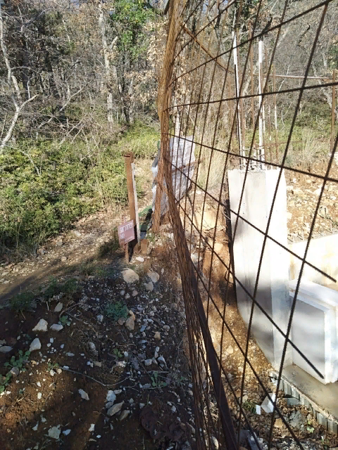 Вплотную к границе горнолесного заповедника-стройка! Фото автора.