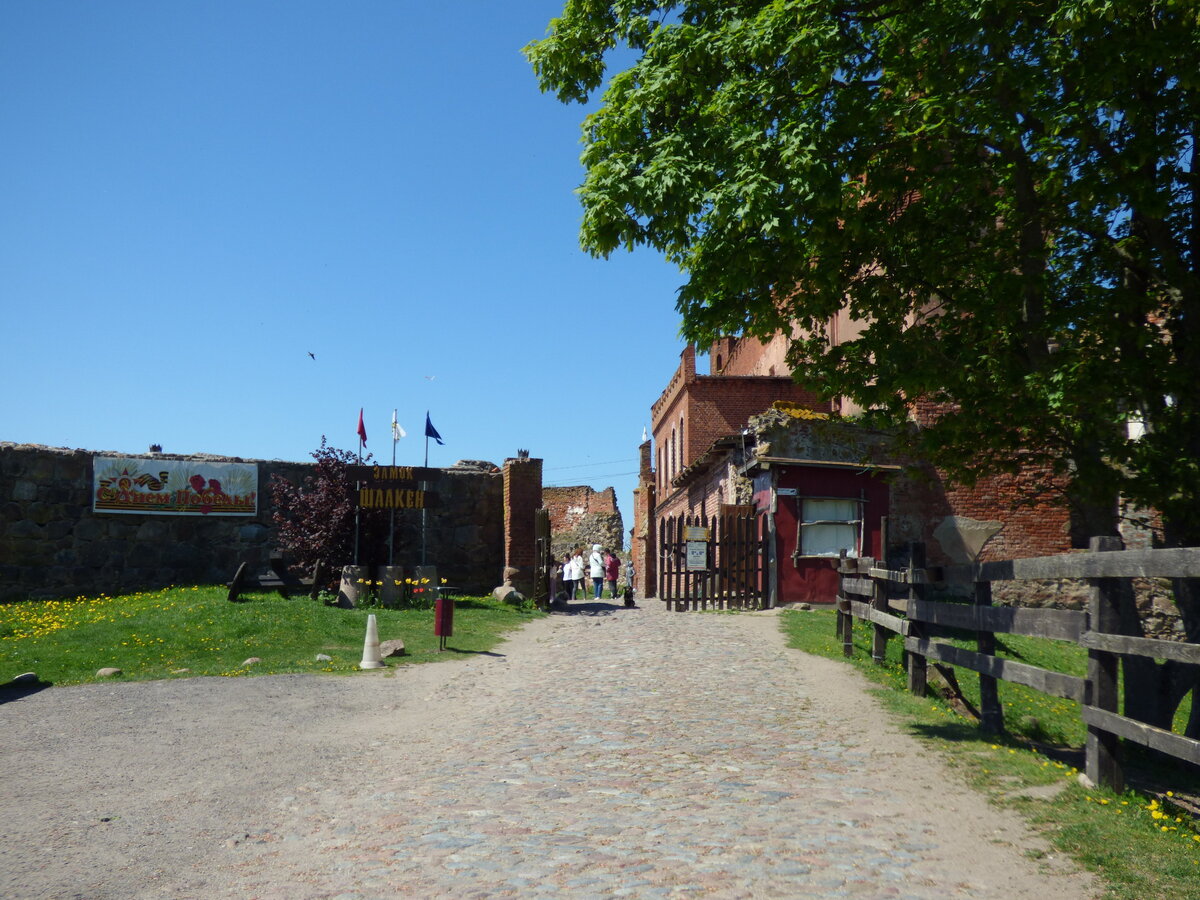 Вход на территорию замка