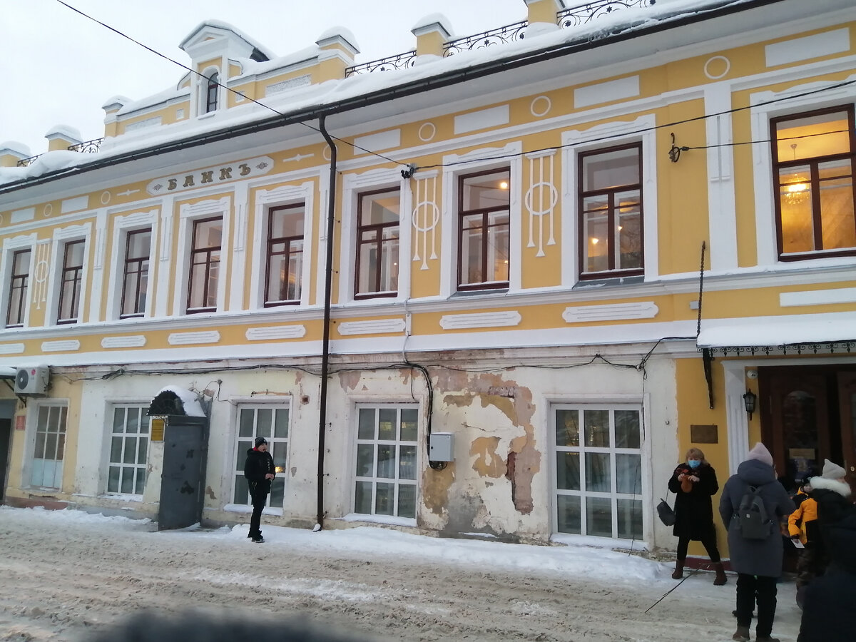 Вид на здание снаружи, сам музей на 2 этаже, на 1 этаже находятся магазины, по этому реконструкция обошла их стороной.