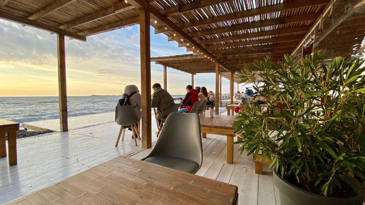 Атмосферное место в Сочи максимально близко к морю. По ощущениям, как на Атлантическом океане.