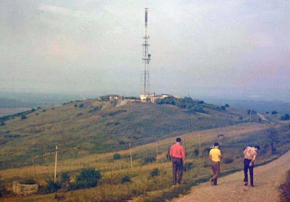 Грозненская телевизионная вышка. 42 участок находится  в 2 км. пониже. Фото из Интернета. 