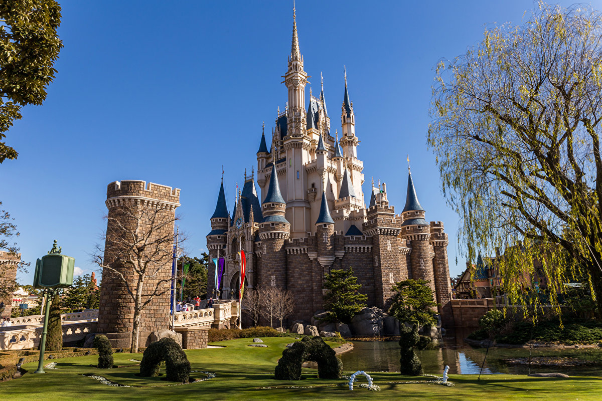 Disneyland tokyo. Токийский Диснейленд в Токио. Япония Диснейленд Токио. Диснейленд Токио замок Золушки. Парк Дисней в Японии.