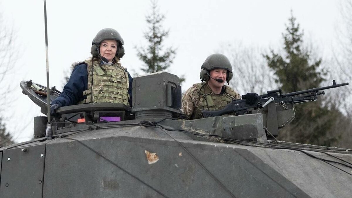 Лиз Трасс на обшарпанном танке