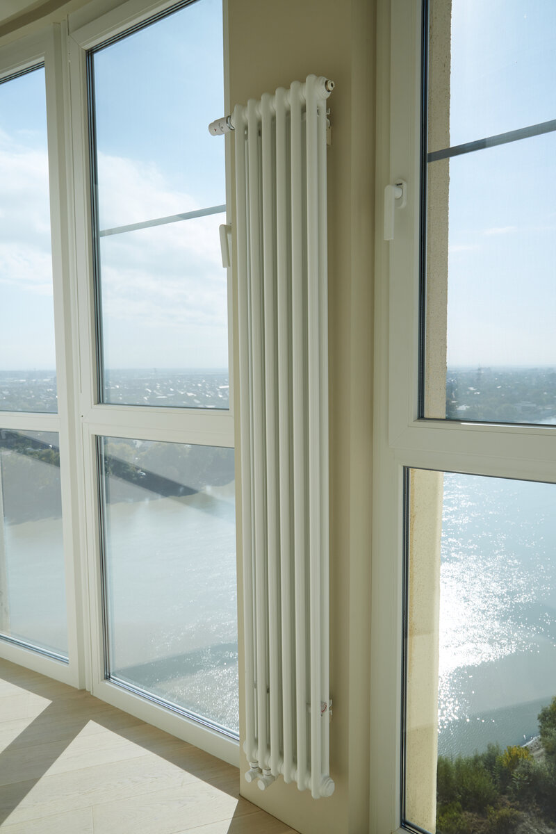 Панорамное остекление с вертикальным радиатором отопления на лоджии квартиры в ЖК Европейский 