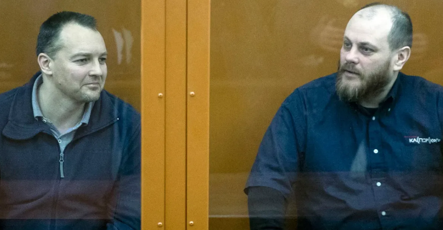 Сергей Михайлов и Руслан Стоянов в зале суда. Фото: AP/TASS