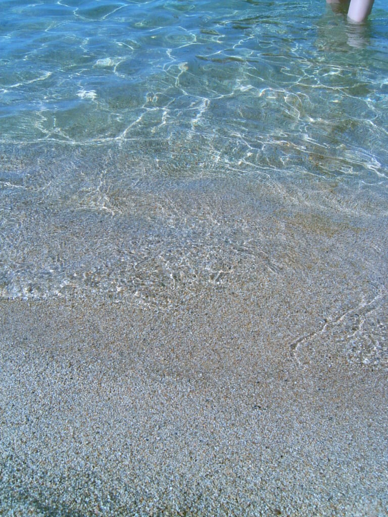 Чистейший песок и вода