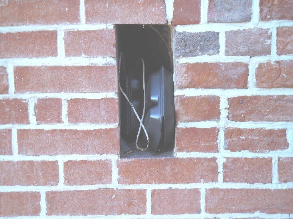 Выходное отверстие вентиляционного канала на правой стороне Дмитровской башни